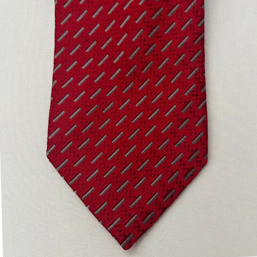 Giorgio Armani Necktie Mens Red Geometric Dash 100% Silk Made in Italy 59x3.75"